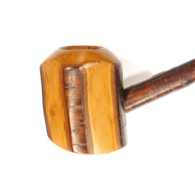 Cachimbo de madeira com segmentos de cores claras e escuras sobre fundo branco