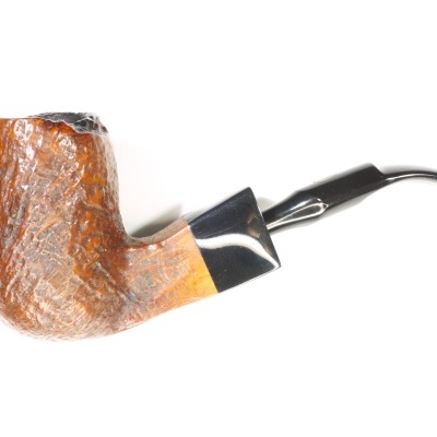 Cachimbo de tabaco em madeira castanha texturada e bocal preto