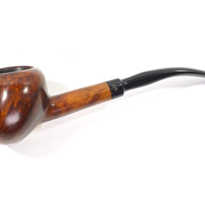 Cachimbo de fumar em madeira castanho-avermelhada com boquilha preta curva