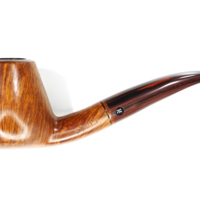 Cachimbo de madeira com bocal curvo castanho escuro em fundo branco