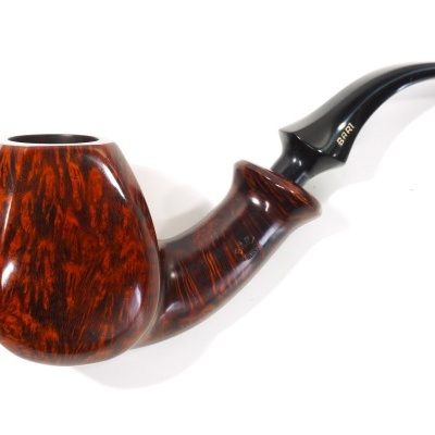Cachimbo de madeira castanho e preto com escrita BARI