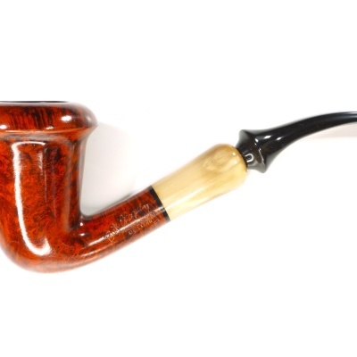 Cachimbo clássico em madeira e bocal preto sobre fundo branco