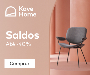 Cadeira cinzenta em cenário rosa com texto de promoções Kave Home
