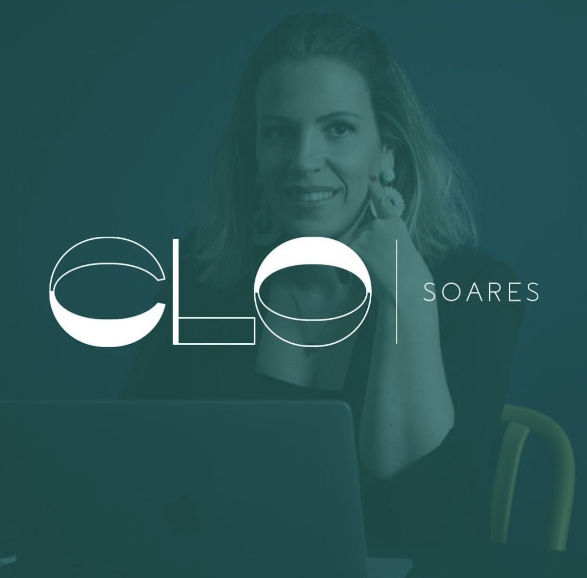 Mulher loira sorrindo sentada a trabalhar no portátil com logotipo ELO SOARES sobreposto