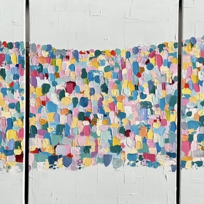 Pintura abstracta colorida em triptico com padrão ondulado em fundo branco