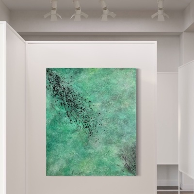 Quadro artístico verde com manchas pretas numa estrutura branca em ambiente minimalista