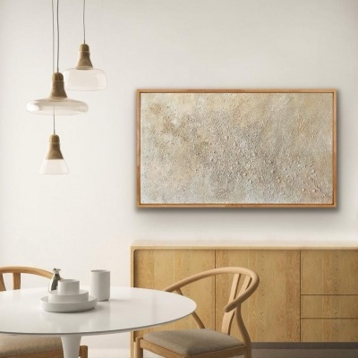 sala de jantar minimalista com mesa redonda branca e cadeiras de madeira