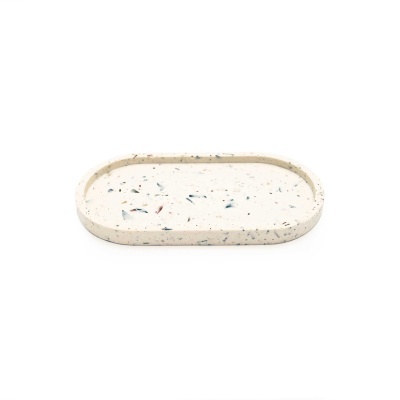 Bandeja oval branca com detalhes coloridos