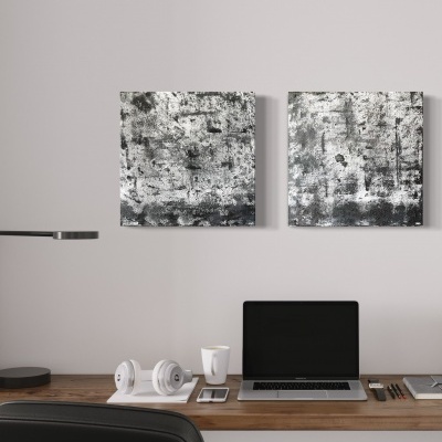 Secretária de escritório com portátil e decoração abstrata na parede