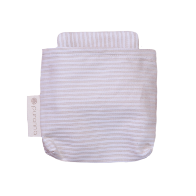 Fralda reutilizável branca com riscas cinzentas finas e etiqueta lateral 'puranna'