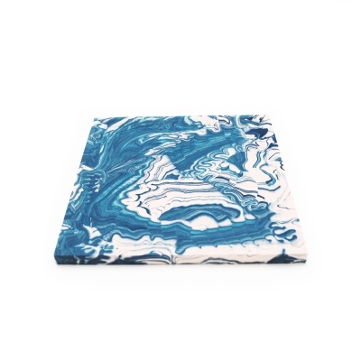 Azulejo quadrado azul e branco com padrão abstrato