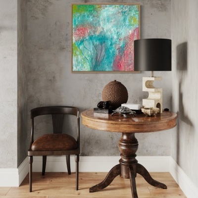 Sala decorada com mesa de madeira, cadeira, lâmpada e quadro colorido