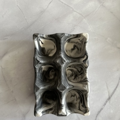 Forma de silicone para gelo marmoreada em preto, cinza e branco com seis cavidades