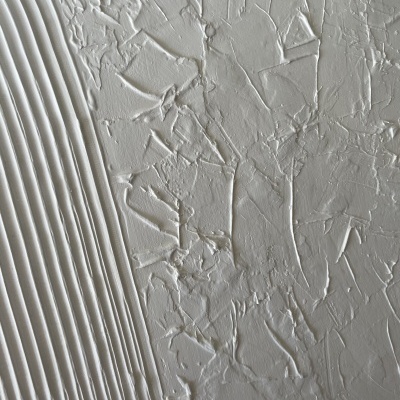 Superfície branca texturizada com linhas paralelas e relevo irregular
