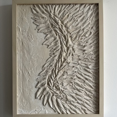 Quadro decorativo com relevos texturizados em branco e bege numa moldura de madeira clara