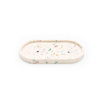 Tabuleiro oval branco com padrão colorido tipo terrazzo