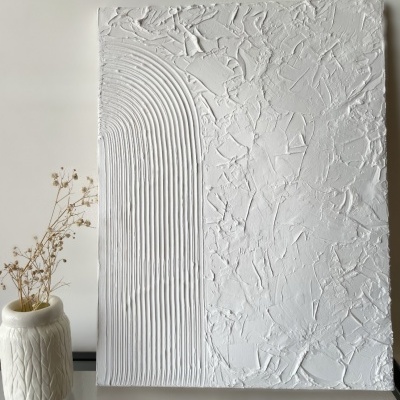 Quadro branco texturizado e vaso branco com ramos secos