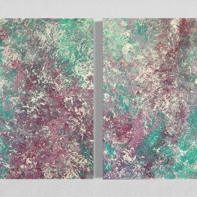 Duas pinturas abstratas com cores verde, roxo e branco numa parede clara.