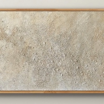 Painel decorativo retangular com textura cimentícia em moldura de madeira clara