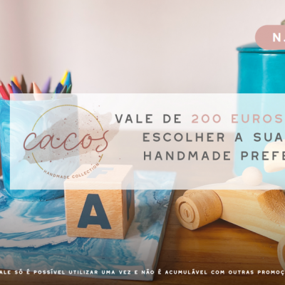 Vale de 200 euros para escolher peça handmade sobre mesa com brinquedos e canetas.