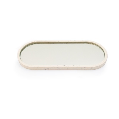 Espelho oval com moldura de madeira clara.