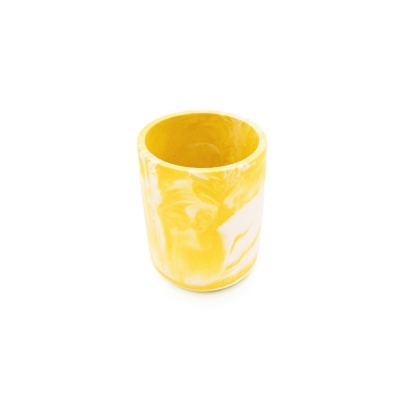 Copo de resina amarelo e branco com padrão marmoreado