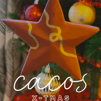 Estrela de Natal em madeira castanha com detalhes amarelos pendurada numa árvore de Natal