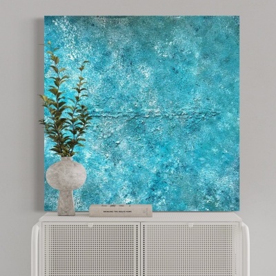 Aparador branco com portas de rattan e vaso com planta, quadro abstrato azul na parede