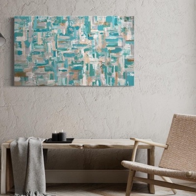 Cadeira de madeira e corda, banco com manta, candeeiro de pé e quadro abstrato em ambiente interior