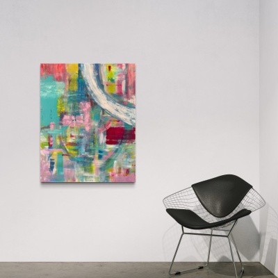 Quadro abstrato colorido na parede ao lado de cadeira metálica preta