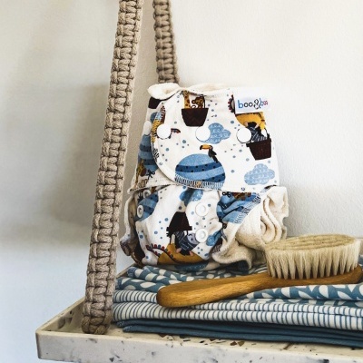 Fralda reutilizável padrão balões azuis e castelos com etiqueta 'boo' em suporte suspenso