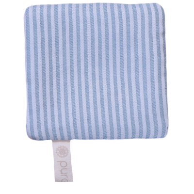 Almofada quadrada azul e branca com riscas verticais e etiqueta pendurada
