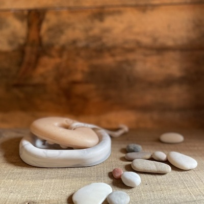 Pulseiras de silicone bege e branca marmoreada com pedras pequenas em madeira