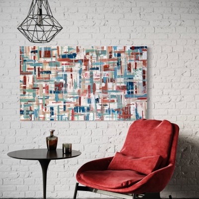 Cadeira vermelha, mesa preta com garrafa e copo, quadro abstrato colorido, parede de tijolos branca, lâmpada metálica preta suspensa