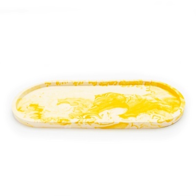 Bandeja oval de mármore branco com manchas amarelas
