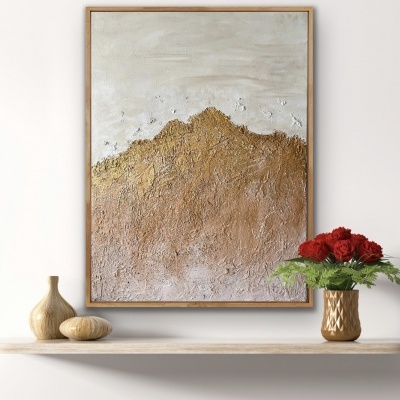 quadro decorativo abstrato texturizado em tons neutros com moldura de madeira sobre prateleira com vasos e flores