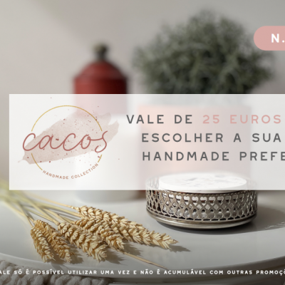 Vale com texto promocional em mesa com prato branco e espigas de trigo