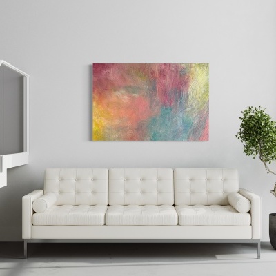 Sala moderna com sofá branco, escada, planta e pintura abstrata colorida na parede