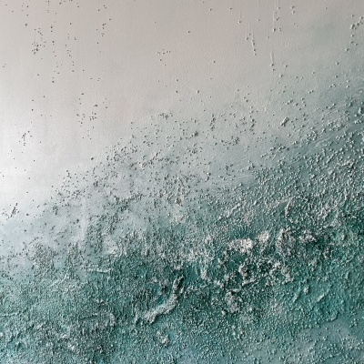 Superfície texturada cinzenta e verde azulado com relevo irregular