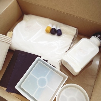 Material para artesanato em caixa de cartão com moldes de silicone, pigmentos e líquidos.