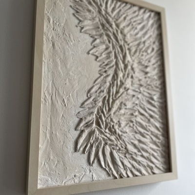 Quadro decorativo com relevo branco em moldura de madeira clara