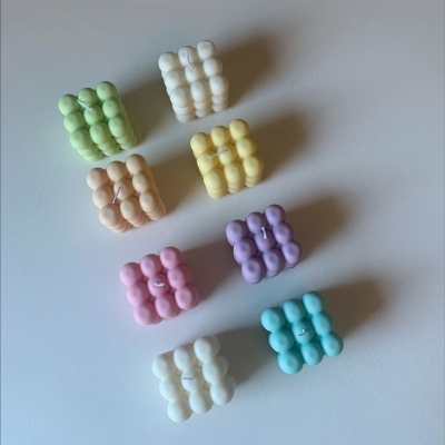 Sete velas decorativas em forma de cubo com bolhas em várias cores