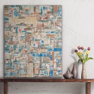 Tela abstrata com padrões geométricos coloridos em prateleira de madeira com vasos e flores