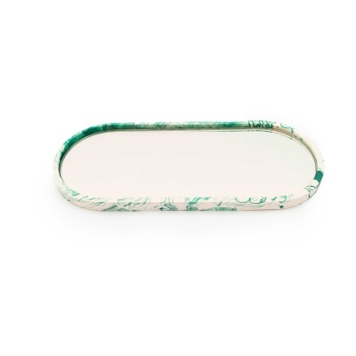 Tabuleiro oval de resina com padrão marmoreado verde e branco
