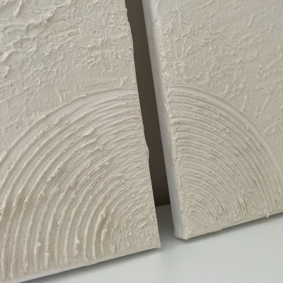 Placas claras com textura e padrão semicircular gravado nas bordas.