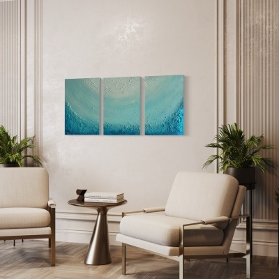 Três painéis azuis na parede e poltronas bege em sala moderna