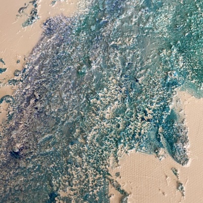pintura texturizada em azul e verde sobre tela creme