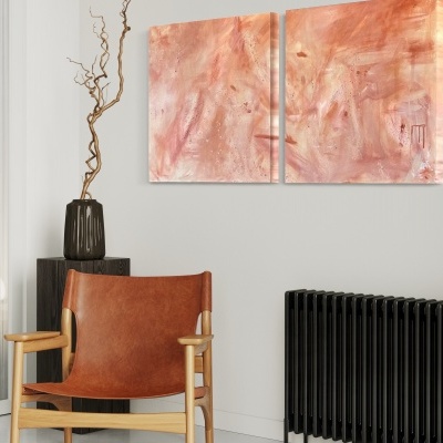 cadeira de madeira com couro castanho, jarra preta, radiador preto e pinturas abstratas cor-de-rosa