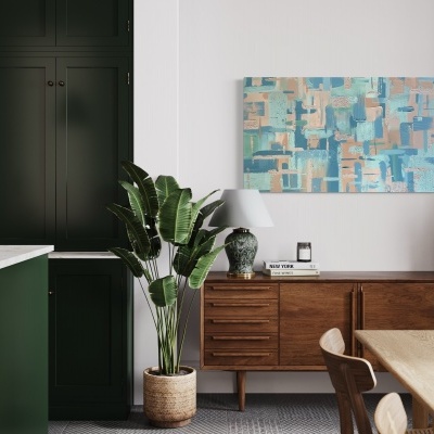 Cozinha e sala de jantar com móveis de madeira e armário verde escuro