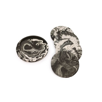 Cinco bases para copos preto e branco com padrão abstrato